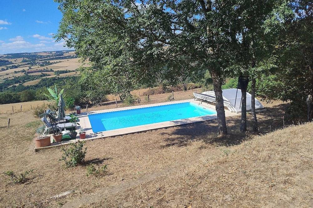 Gîte rural pour 2 personnes en pleine campagne avec piscine privative couverte. in Chouvigny, Région de Montluçon
