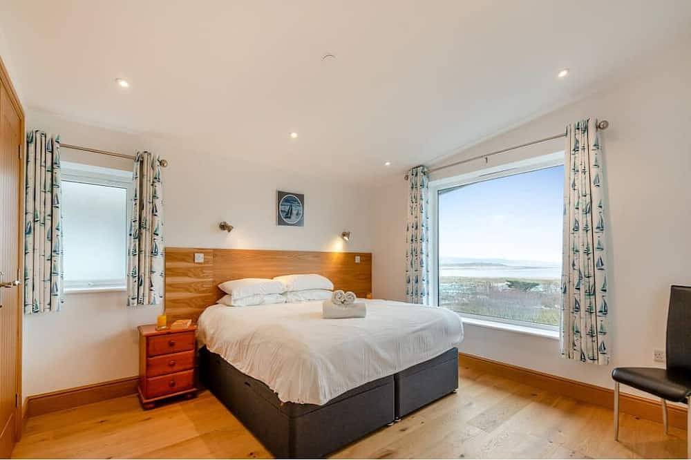Spectacular Coastal House with Views Across Aberdovey Estuary in Aberdovey, Snowdonia