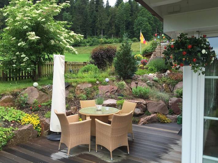 Jardín de rosas en la casa de vacaciones Carola in Hinterzarten, Selva Negra (zona sur)