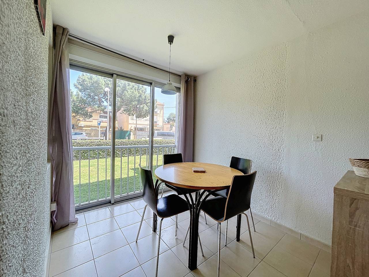 Ganze Wohnung, Perfekt ausgestattetes Apartment, 400m vom Strand, nahe Supermärkte und Restaurants, privater Parkplatz in La Côte Vermeille, Argelès-sur-Mer