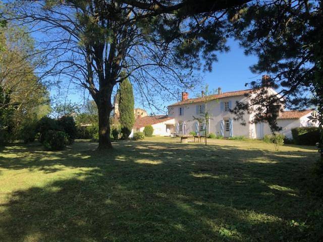 Location de vacances pour 11 personnes, avec jardin et jacuzzi, adapté aux familles à La Jonchère - 3