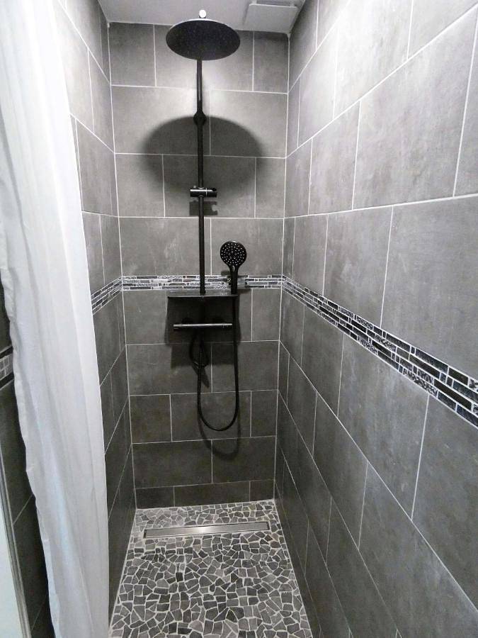 Appartement de vacances entier, Proche Lac du Salagou, Chambre agréable avec salle d'eau et Wc privé in Clermont-l'Hérault, Côte méditerranéenne (France)
