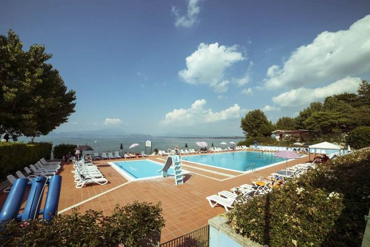 Maison de vacances pour 4 personnes, avec Jardin ainsi que Piscine et Vue sur le lac à Peschiera del Garda