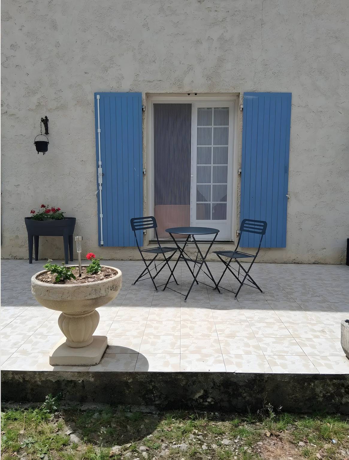Habitación de huéspedes «Les Lauriers» con terraza y jardín compartidos, Wi-Fi in Antezant-la-Chapelle, Saint-Jean-d'Angély region
