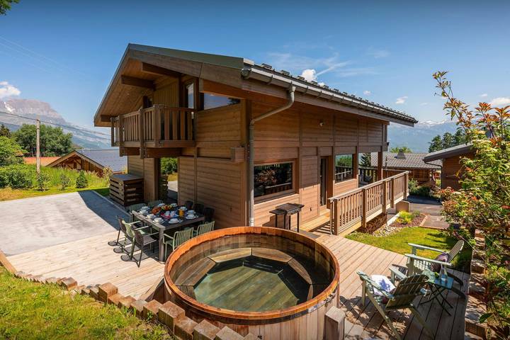 Chalet pour 12 personnes, avec Balcon et Jacuzzi ainsi que Terrasse et Jardin à Combloux - 2
