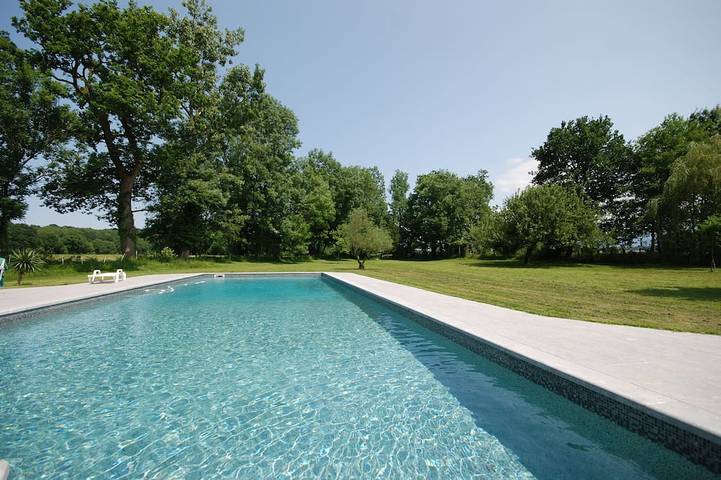 Location de vacances pour 10 personnes, avec Terrasse ainsi que Jardin et Sauna à Précilhon