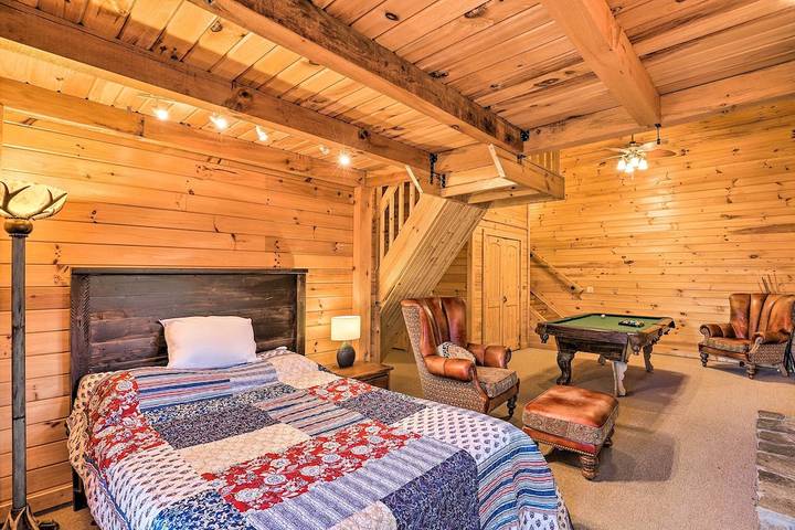 Log cabin for 14 people, with terrace and yard as well as hot tub, with pets in Fontana Lake