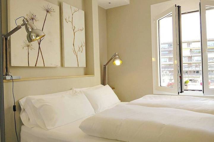 Cheap villa for 6 people, with terrace in Barcelona