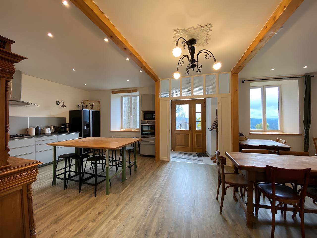 Maison 'Lilas Rose' 300m², 12 p, jardin privé et barbecue in Le Mas-de-Tence, Haute-Loire