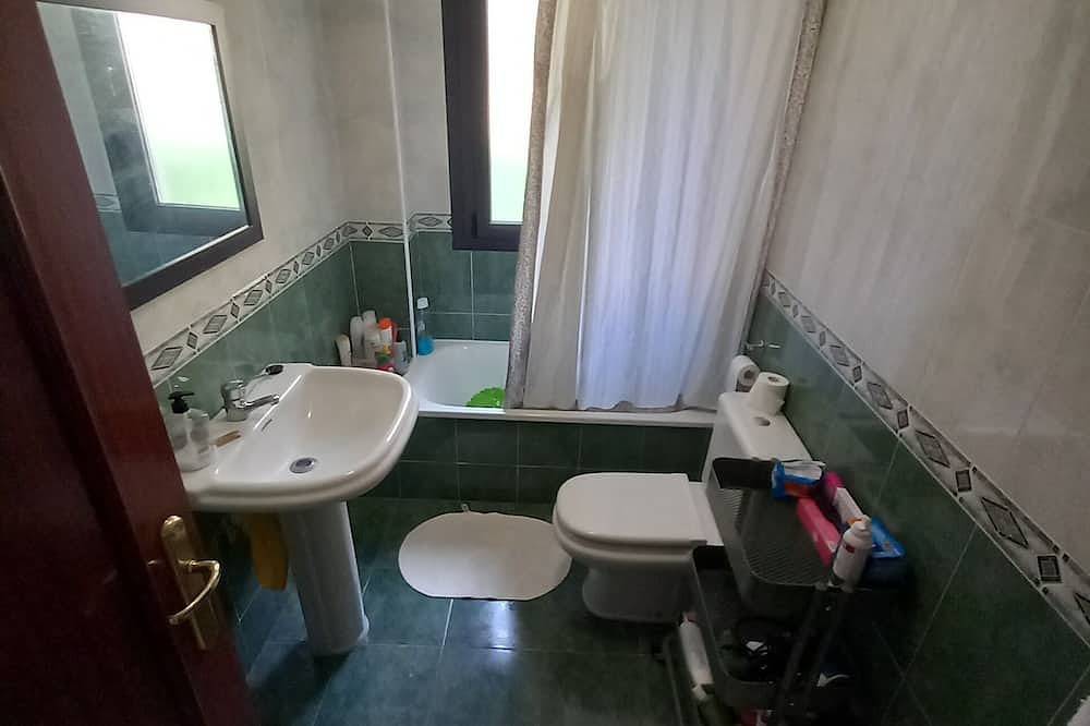 Ganze Wohnung, Bajo con jardín cerca de la playa. in Noja, Kantabrische Küste