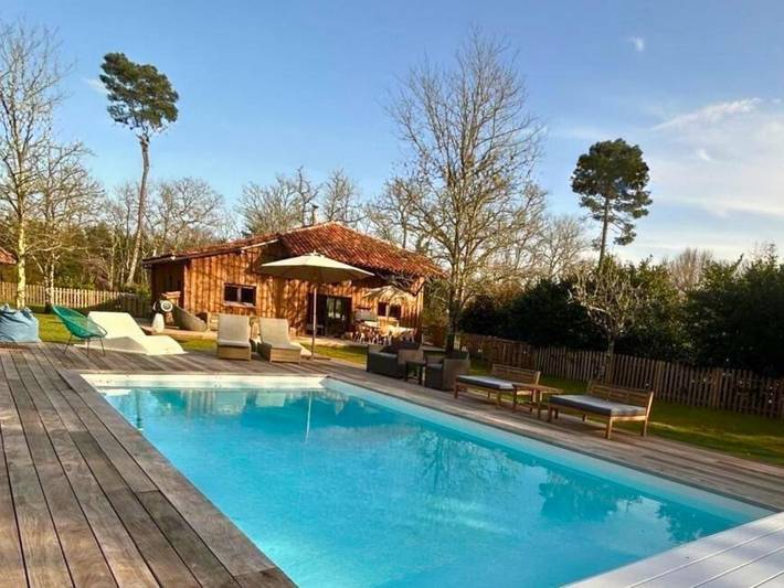 Location de vacances pour 4 personnes, avec Terrasse et Jardin ainsi que Piscine et Vue à Argelouse