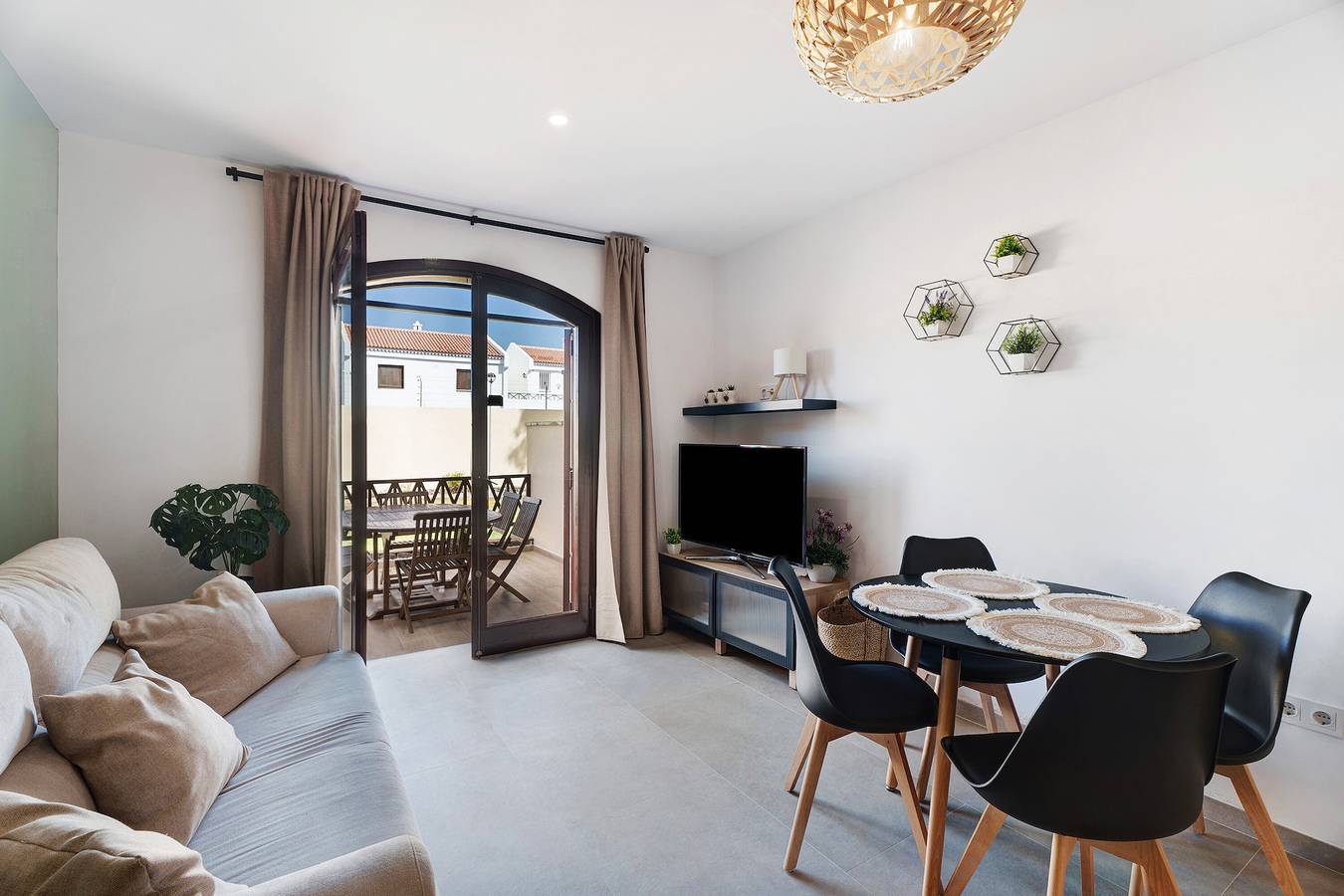 Appartement entier, Vacances à la 'Casa Tagoro Dream' avec piscine partagée, terrasse privée et Wi-Fi in Costa del Silencio, Arona