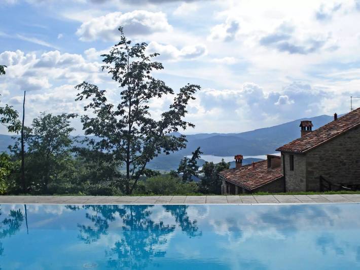 Location de vacances pour 24 personnes, avec piscine et terrasse à Sansepolcro