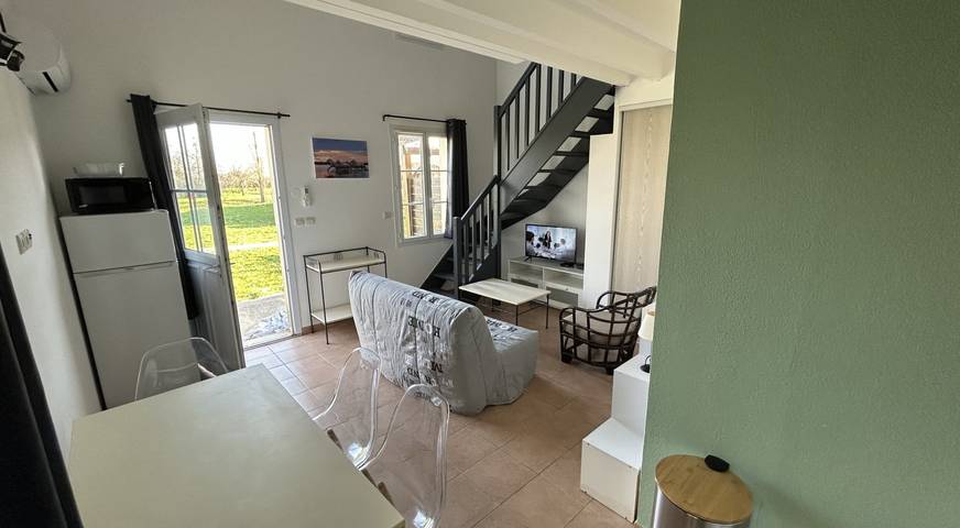 Gîte pour 4 personnes, avec piscine ainsi que terrasse et jardin