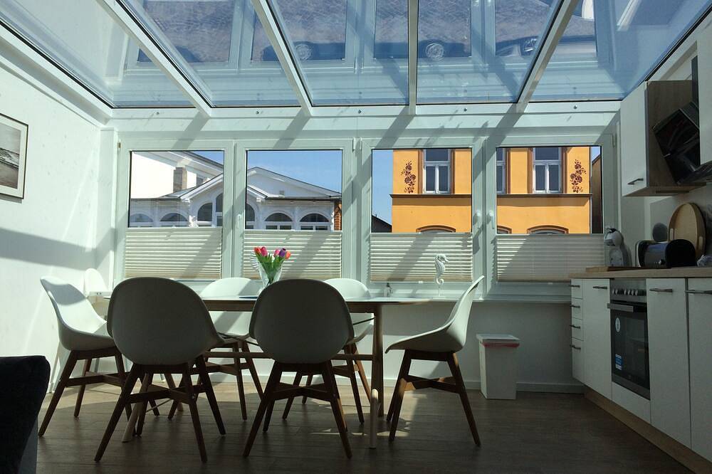 Entire apartment, \"Sonnensegler\" Inside Outside: It could not be more central - with conservatory in Warnemünde Strand, Warnemünde