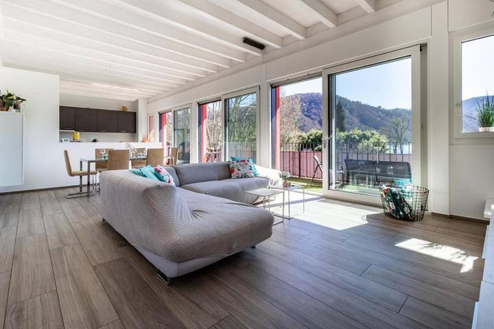 Ferienwohnung für 4 Personen, mit Balkon und Terrasse sowie Seeblick und Ausblick in Caslano