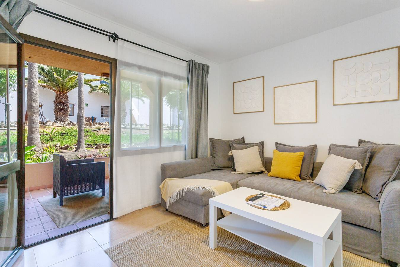 Ganze Wohnung, Oasis Duna _ Estrella Del Mar Pool mit Gemeinschaftspool, privater Terrasse & Wlan in Corralejo, La Oliva