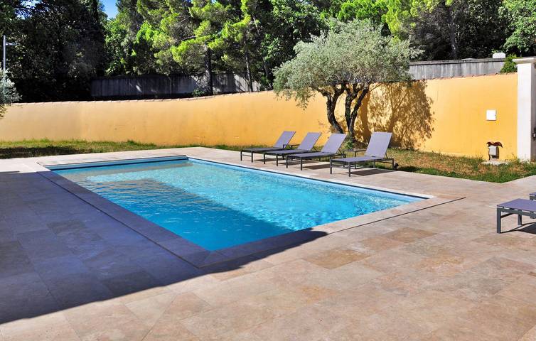Cozy 120sqm City Center Apartment with Pool in Châteauneuf-de-Gadagne, Vaucluse