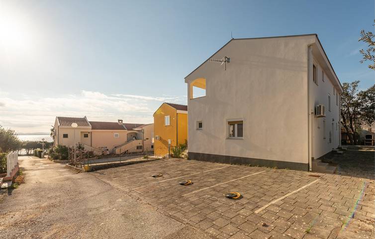 Ferienwohnung für 5 Personen, mit Garten und Terrasse in Petrcane