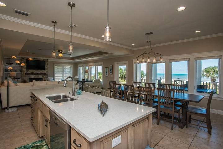 Vacation rental for 12 people, with yard and pool in Indian Pass