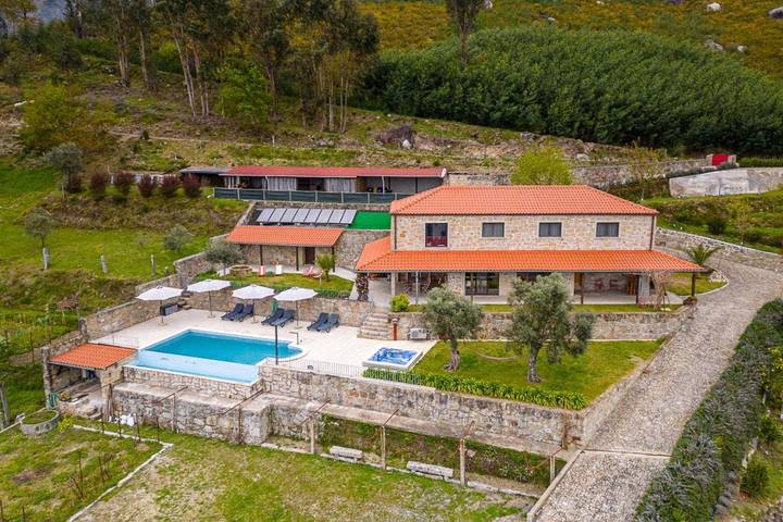 Location de vacances pour 8 personnes, avec Balcon et Terrasse ainsi que Jardin et Piscine dans Jolda (Madalena) e Rio Cabrão