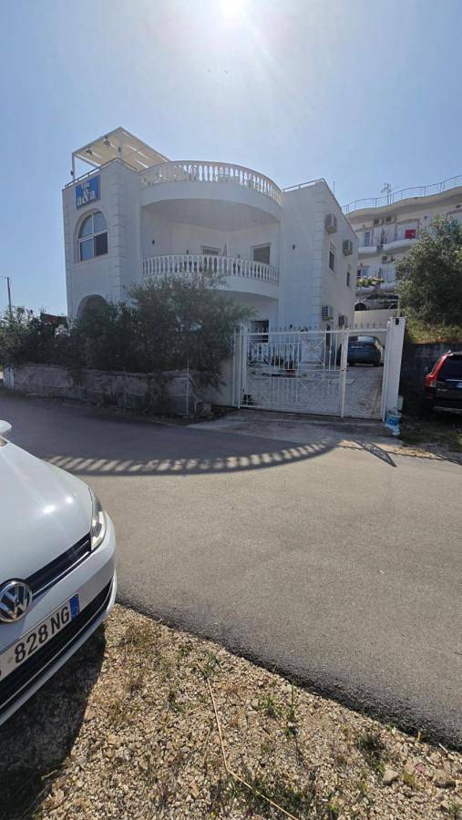 B&b per 3 persone, con Balcone e Terrazza nonché Giardino e Panorama in Valona