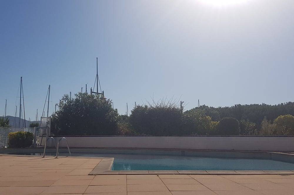Entire apartment, Beach Studio Superb Terrace facing the marina conveniently placed parking in Hendaye, Bayonne region