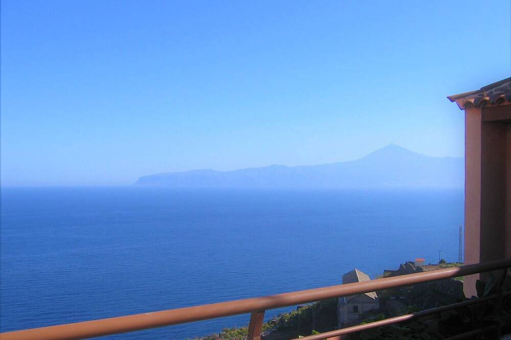 Apartamento entero, Quietly located apartment with views to Tenerife in Agulo, La Gomera