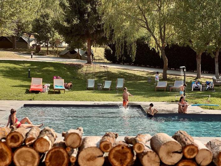 Camping para 2 personas, con Terraza además de Jardín y Piscina en Pirineos