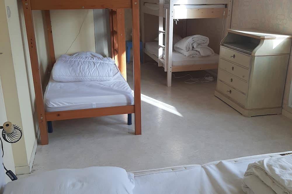 800 m des plages, grande maison familiale, grand jardin,  centre ville,  calme in Saint-Michel-Chef-Chef, Côte de Jade