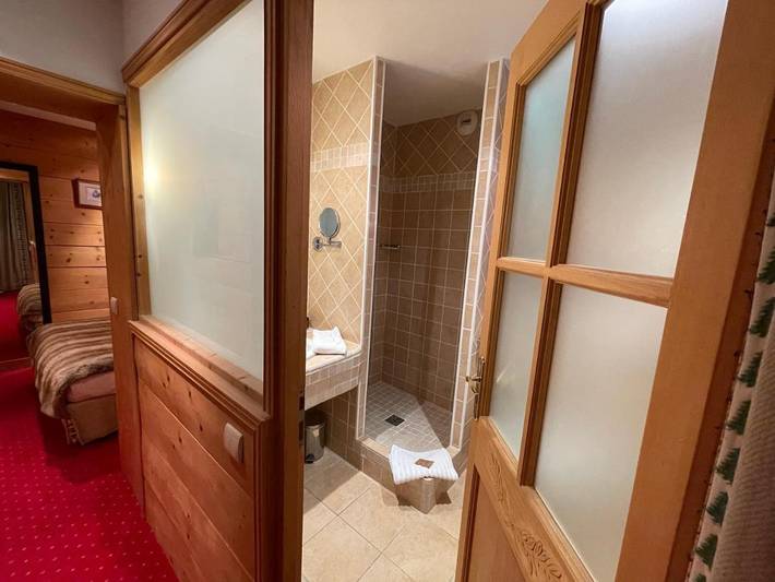 Hôtel pour 4 personnes, avec jardin et sauna ainsi que vue et piscine, animaux acceptés dans Auron - 2