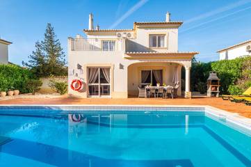Villa pour 8 personnes, avec jardin et bassin pour enfant ainsi que jacuzzi et piscine à Portimão