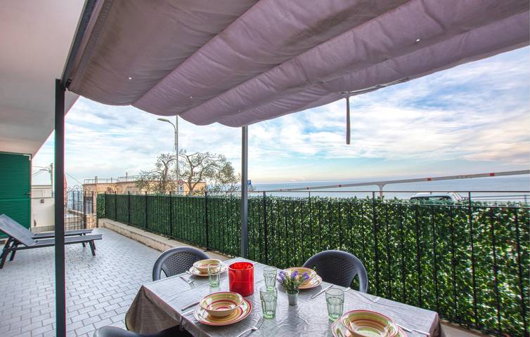 Appartamento intero, Appartamento sul mare con terrazza e servizi, a 600 m dalla spiaggia in Bergeggi, Riviera di Ponente