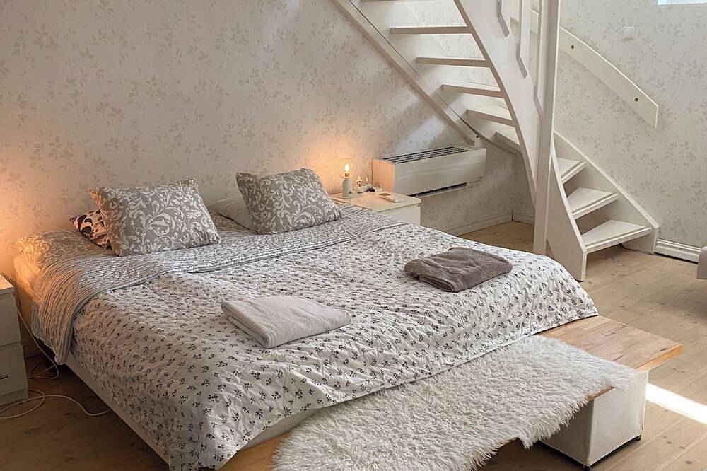 Cozy holiday home with lots of light in quiet beautiful villa area. in Mölndal, Västergötland