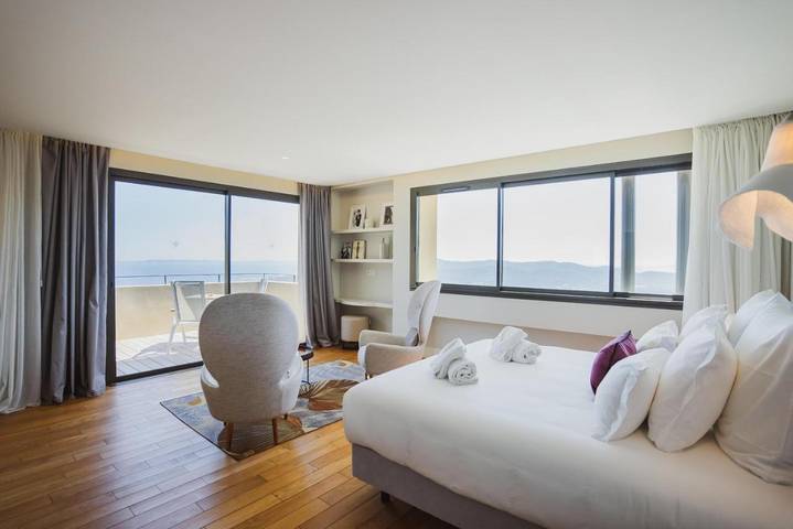 Hôtel pour 2 personnes, avec sauna et jardin ainsi que piscine et vue dans Office De Tourisme De Bormes Les Mimosas - Le Port - 2