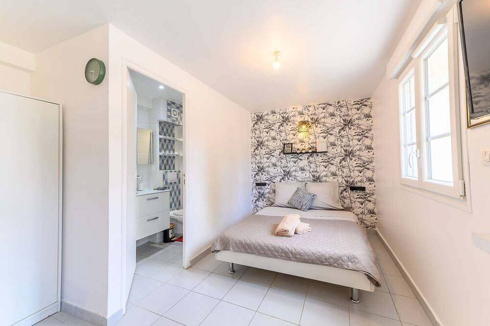 Apartamento entero, Come and discover the cocoon of l'impasse in Tremblay en France with our Deluxe studio! in Tremblay-en-France, Sena-Saint Denis