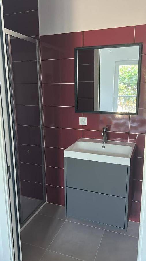 Appartement entier, Appartement en cœur de village au pied du château avec 2 balcons in Alba-la-Romaine, Privas (arrondissement)