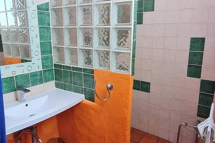 Location de vacances pour 3 personnes, avec piscine et jardin ainsi que terrasse et jacuzzi à Saint-Georges-de-Luzençon - 4