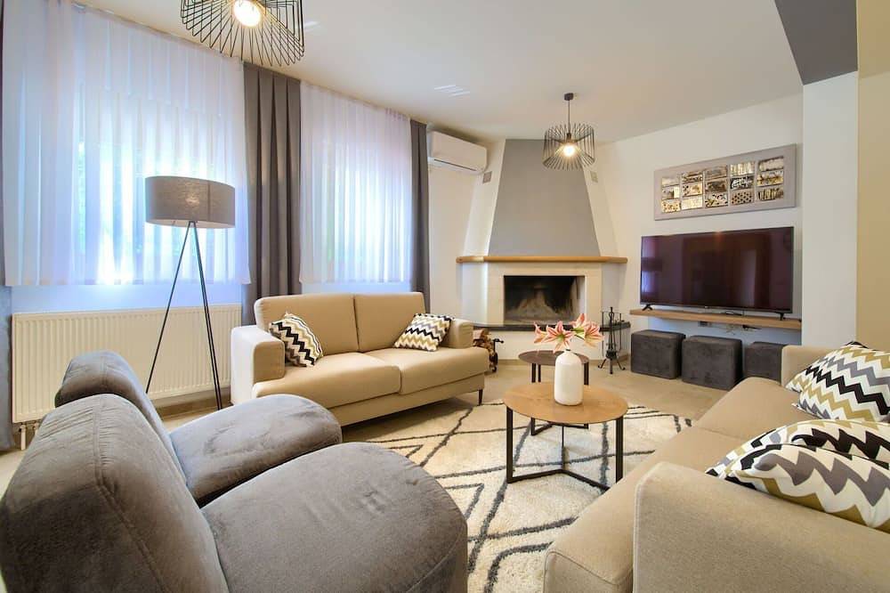 Beautiful private villa for 12 people with hot tub, Wifi, private pool, A/C, Tv and terrace in Sveti Juraj, Velebit Nature Park
