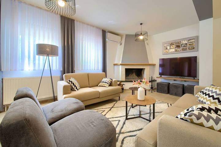 Schönes alleinstehendes Ferienhaus mit privatem Pool, Klimaanlage,  W-Lan, Whirlpool, Tv, Terrasse in Sveti Juraj, Naturpark Velebit