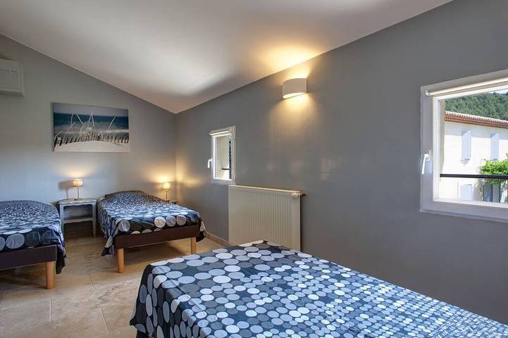 Gîte pour 5 personnes, avec terrasse ainsi que piscine et jacuzzi dans le Luberon - 4
