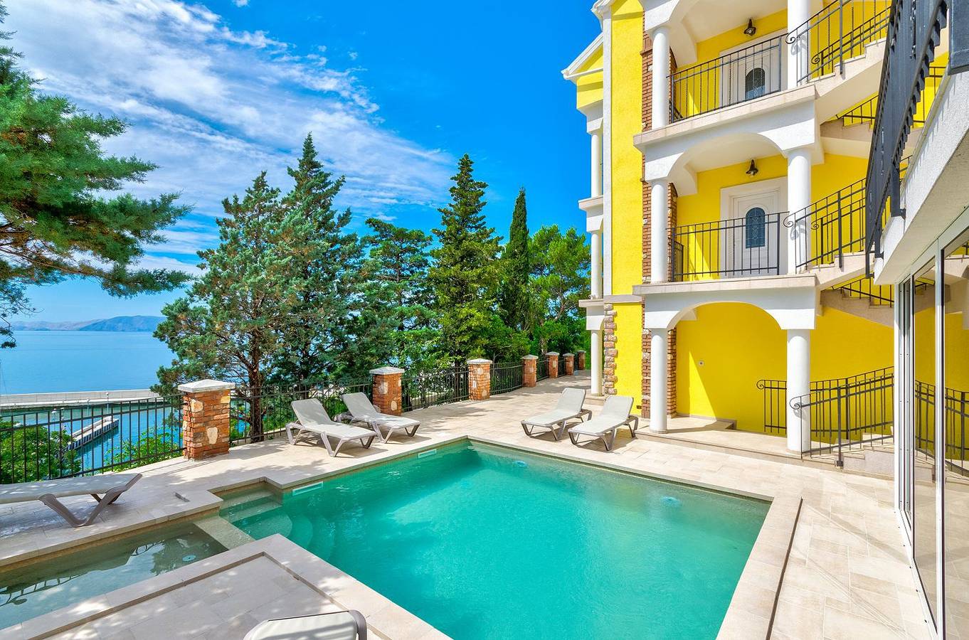 Ganze Wohnung, Luxuswohnung mit Pool, Sauna, Gym direkt am Meer in Novi Vinodolski, Primorje-Gorski Kotar
