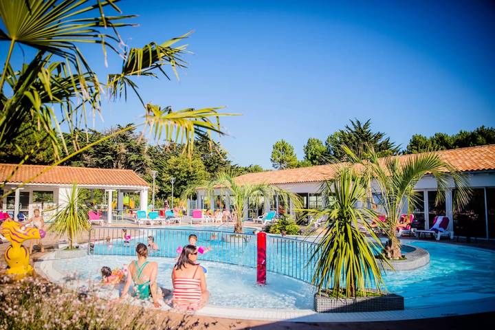 Static caravan for 4 people, with Terrace and Pool in Ile de Re