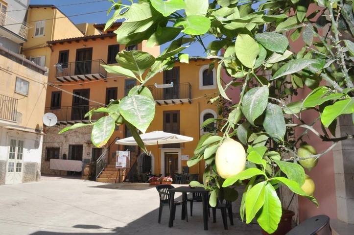 Ferienwohnung für 5 Personen, mit Balkon und Terrasse sowie Garten und Ausblick in Licata