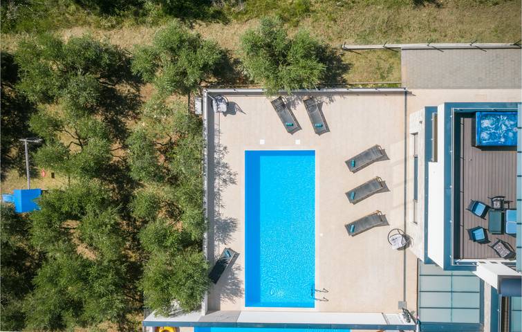 Urlaub am Meer: 2 km bis zur Küste, Pool, WLAN, Parkplätze und in der Nähe des Flughafens Pula in Valtura, Südküste Istrien