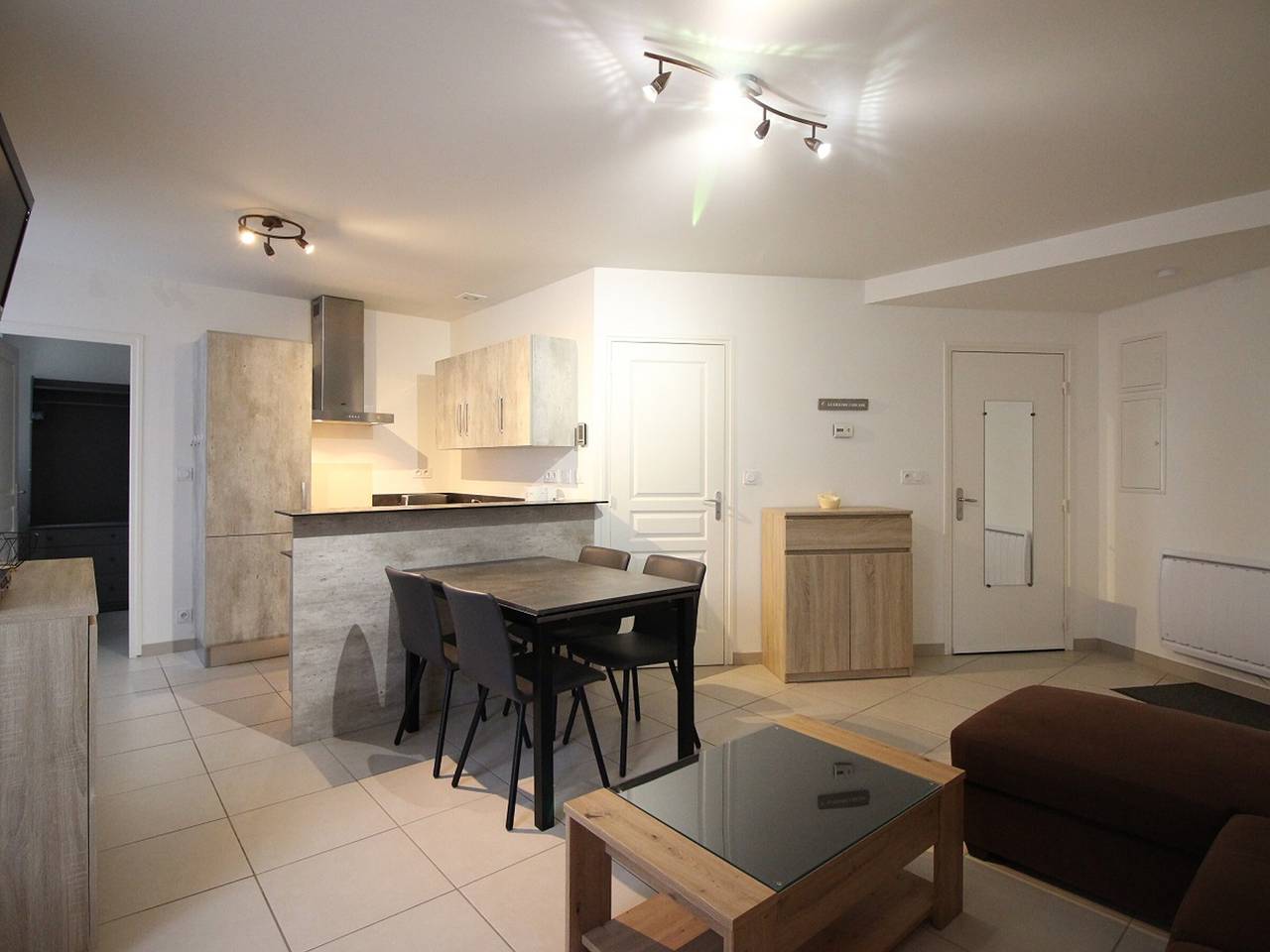 Ganze Wohnung, F3-Wohnung mit Wlan, 50m zur Therme, 6 Schlafplätze in Mont-Dore, Regionaler Naturpark Volcans d'Auvergne