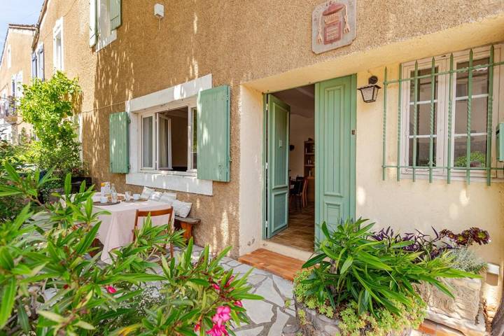 Gîte pour 6 personnes, avec terrasse, animaux acceptés à Saint-Saturnin-de-Lucian