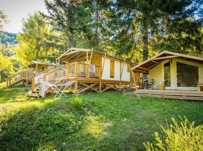Cabane en bois pour 7 personnes, avec bassin pour enfant