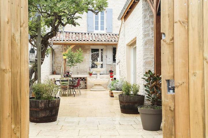 Gîte pour 8 personnes, avec terrasse ainsi que jacuzzi et jardin à Issigeac