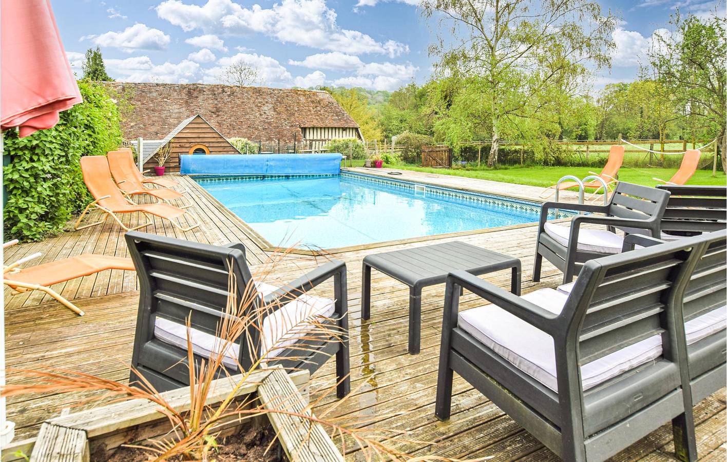 Poolside Getaway in der Nähe von Boissey - 180qm mit Parkplatz & Garten in Saint-Pierre-en-Auge, Lisieux und Umgebung